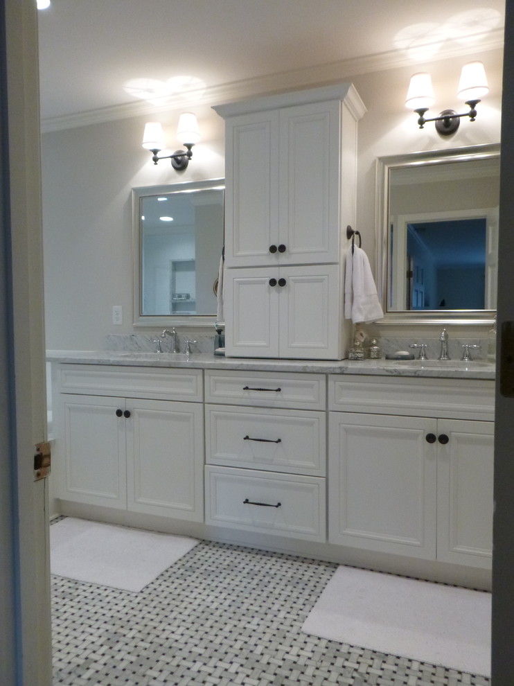 Inspiration för mellanstora klassiska en-suite badrum, med ett undermonterad handfat, luckor med infälld panel, vita skåp, marmorbänkskiva, ett platsbyggt badkar, grå väggar och mosaikgolv