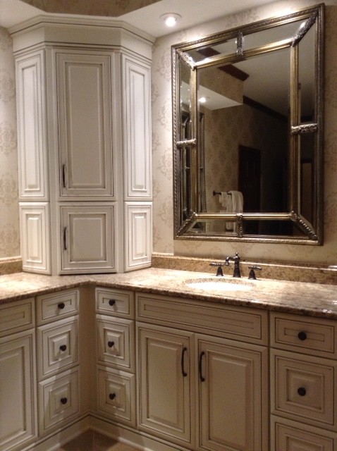 Immagine di una stanza da bagno padronale chic di medie dimensioni con lavabo sottopiano, ante con bugna sagomata, ante con finitura invecchiata, top in granito, piastrelle beige, piastrelle in gres porcellanato e pareti beige