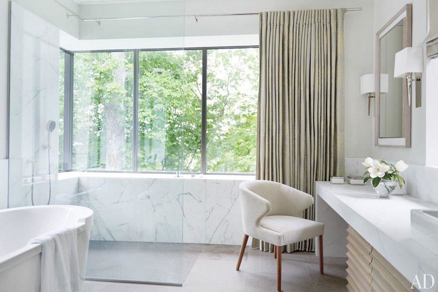 Exemple d'une salle de bain principale tendance de taille moyenne avec une baignoire indépendante, une douche ouverte, un mur blanc, un sol en carrelage de céramique, une grande vasque et un plan de toilette en marbre.
