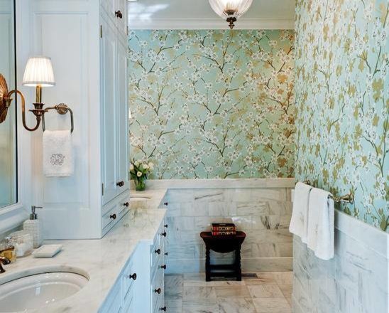 Foto di una stanza da bagno padronale shabby-chic style di medie dimensioni con ante con bugna sagomata, ante bianche, piastrelle grigie, piastrelle bianche, piastrelle in pietra, top in marmo, pareti multicolore, pavimento in marmo e lavabo sottopiano