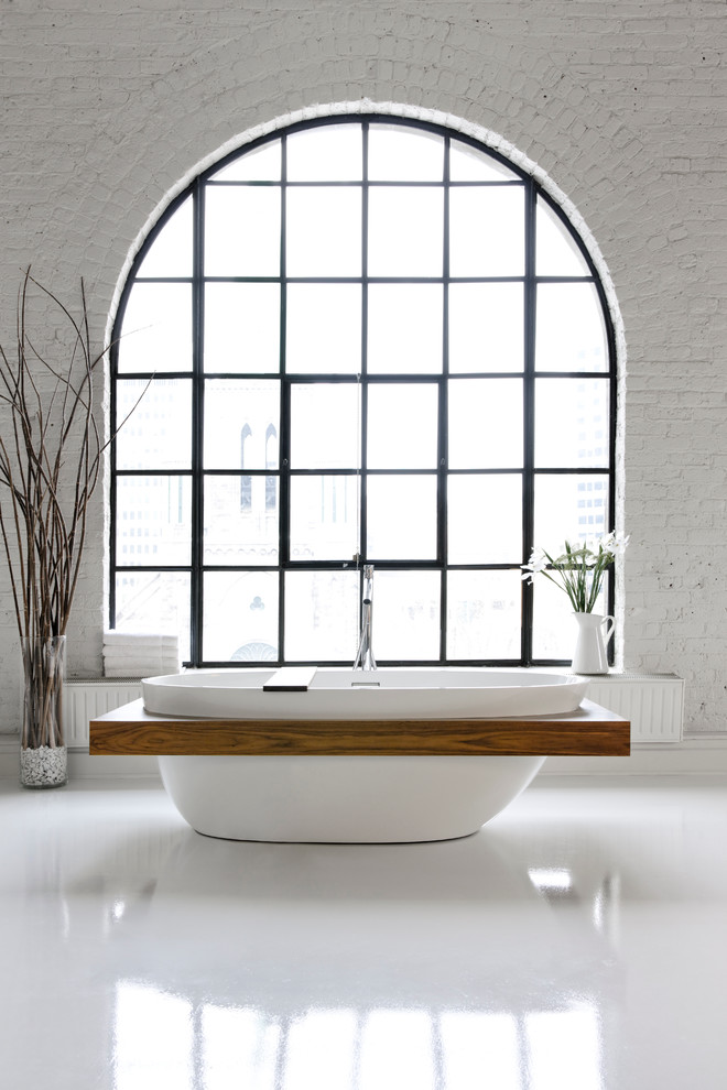 Esempio di una grande stanza da bagno padronale minimal con vasca freestanding, piastrelle bianche, piastrelle in pietra, pareti bianche, pavimento in gres porcellanato e pavimento bianco