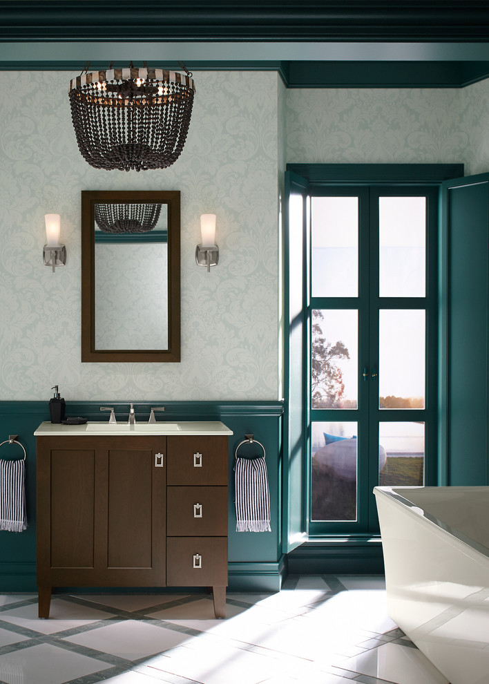 Idéer för att renovera ett stort vintage en-suite badrum, med ett integrerad handfat, luckor med infälld panel, skåp i mörkt trä, ett fristående badkar, vit kakel, keramikplattor, blå väggar och klinkergolv i keramik