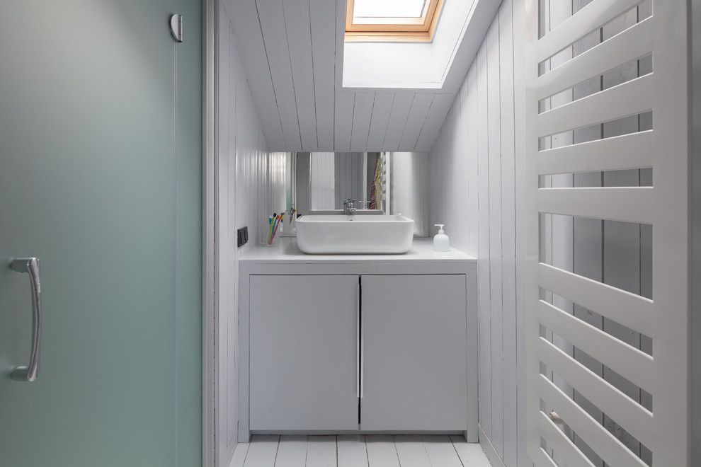 Foto di una stanza da bagno scandinava con ante lisce, ante bianche e lavabo a bacinella