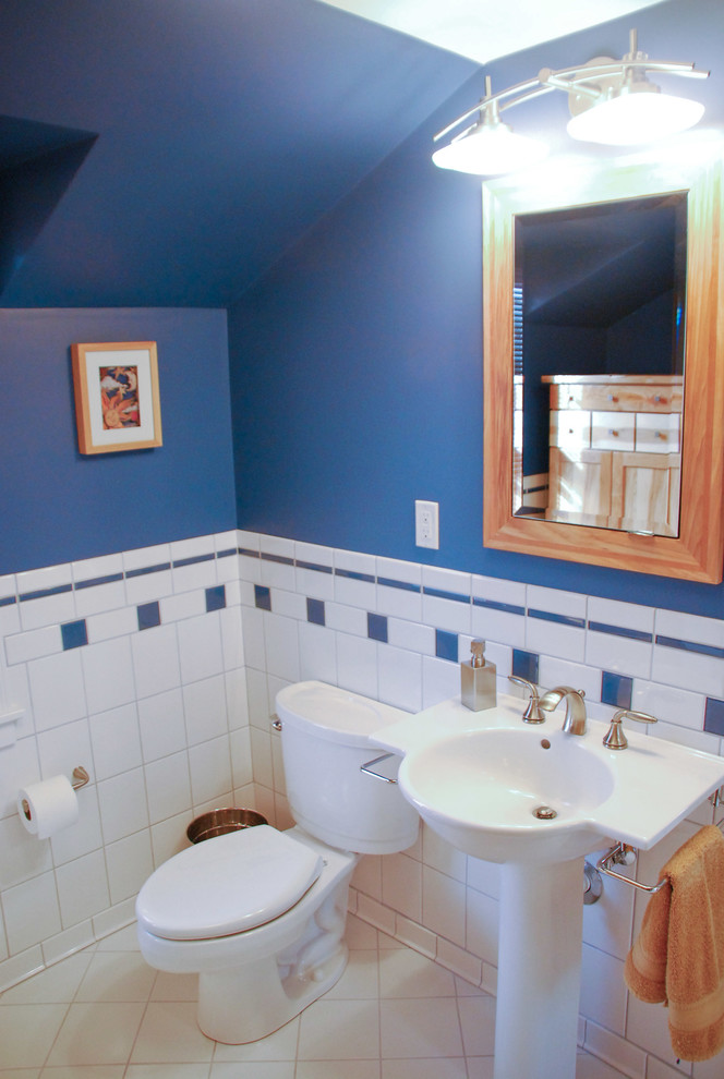 Пример оригинального дизайна: главная ванная комната в классическом стиле с фасадами в стиле шейкер, фасадами цвета дерева среднего тона, раздельным унитазом, белой плиткой, керамической плиткой, синими стенами, полом из керамогранита и раковиной с пьедесталом