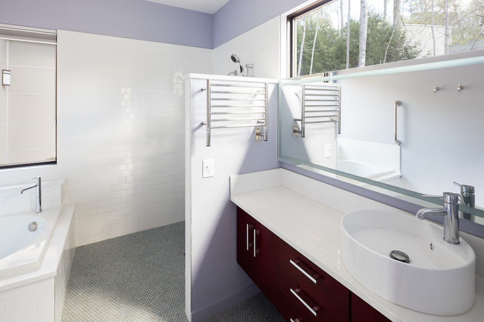 Inspiration för små moderna en-suite badrum, med släta luckor, skåp i mörkt trä, ett japanskt badkar, en kantlös dusch, en bidé, vit kakel, tunnelbanekakel, lila väggar, klinkergolv i keramik, ett piedestal handfat, bänkskiva i akrylsten, grått golv och med dusch som är öppen