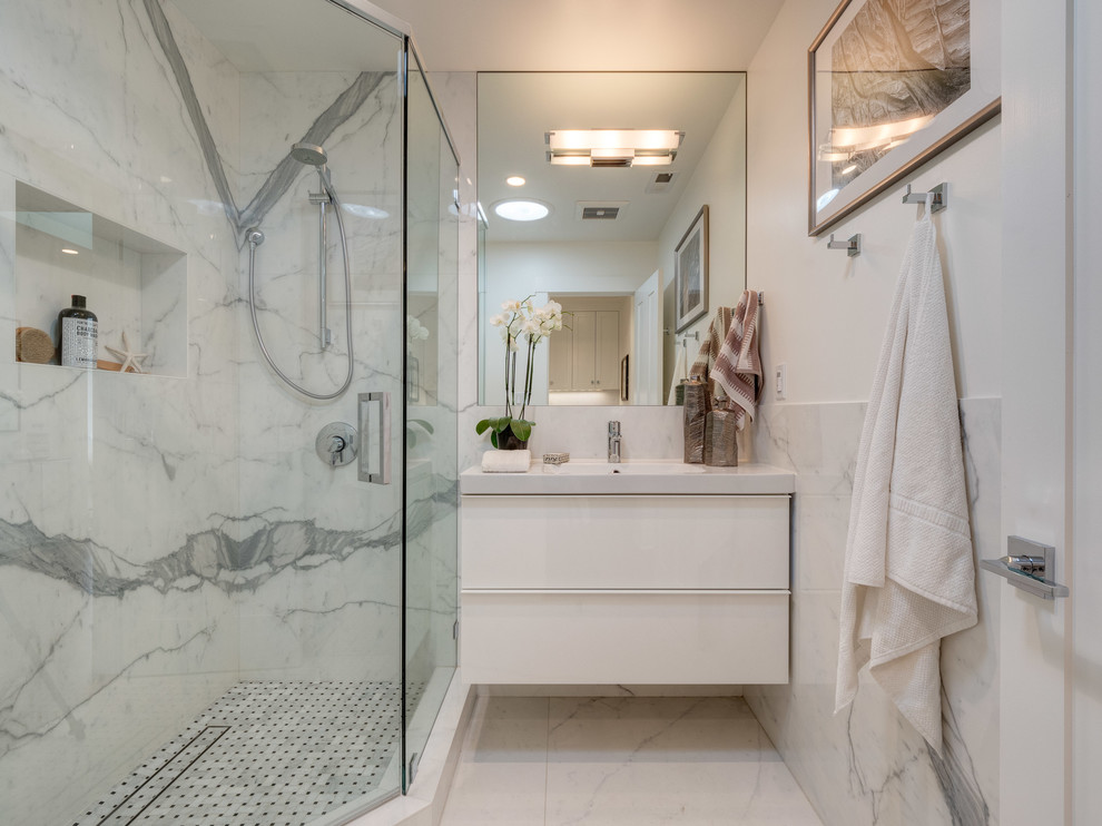 Exempel på ett klassiskt vit vitt badrum med dusch, med släta luckor, vita skåp, en hörndusch, vita väggar, ett integrerad handfat, vitt golv och dusch med gångjärnsdörr
