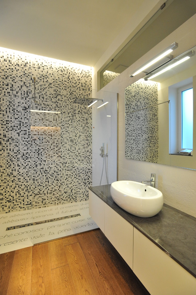 Inspiration för ett mellanstort funkis en-suite badrum, med vita väggar, flerfärgad kakel, svart och vit kakel, mosaik, släta luckor, vita skåp, en kantlös dusch, ett fristående handfat, marmorbänkskiva och mellanmörkt trägolv
