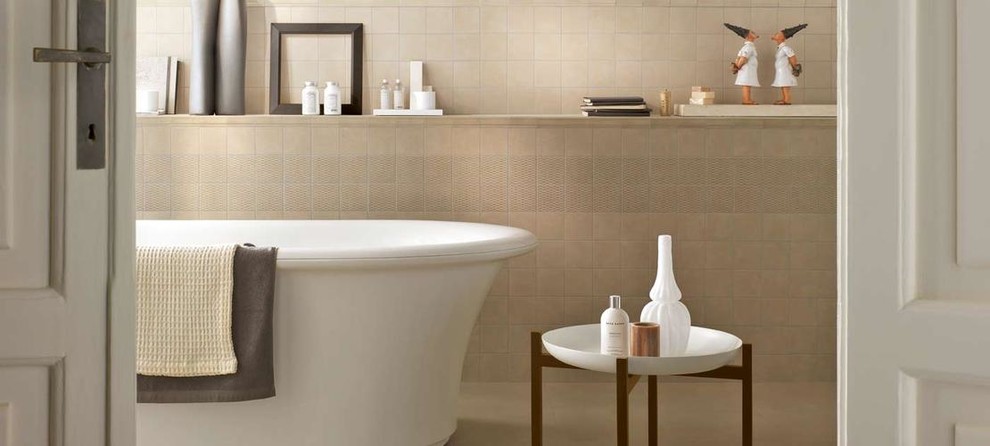 Inspiration för stora moderna en-suite badrum, med ett fristående badkar, brun kakel, mosaik, bruna väggar och kaklad bänkskiva