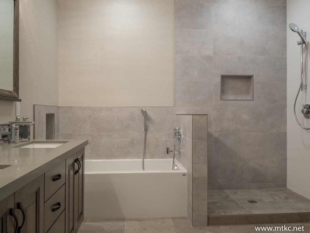 Ejemplo de cuarto de baño principal contemporáneo con armarios con paneles con relieve, puertas de armario grises, encimera de cuarzo compacto y encimeras verdes