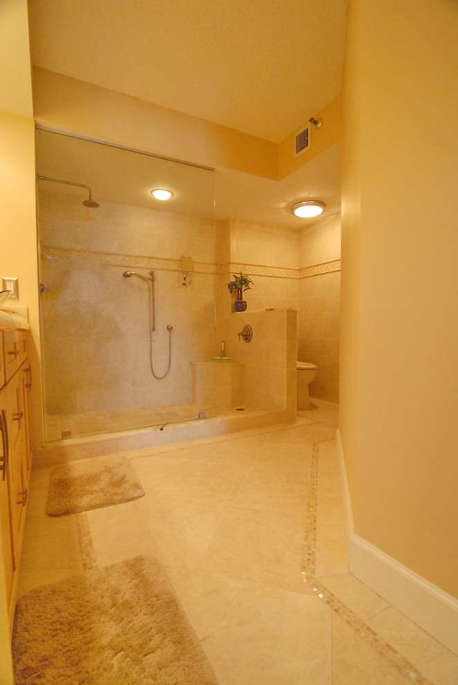 Ispirazione per una stanza da bagno padronale chic con ante in stile shaker, ante in legno chiaro, doccia aperta, piastrelle marroni, pareti marroni, lavabo a bacinella e top in marmo
