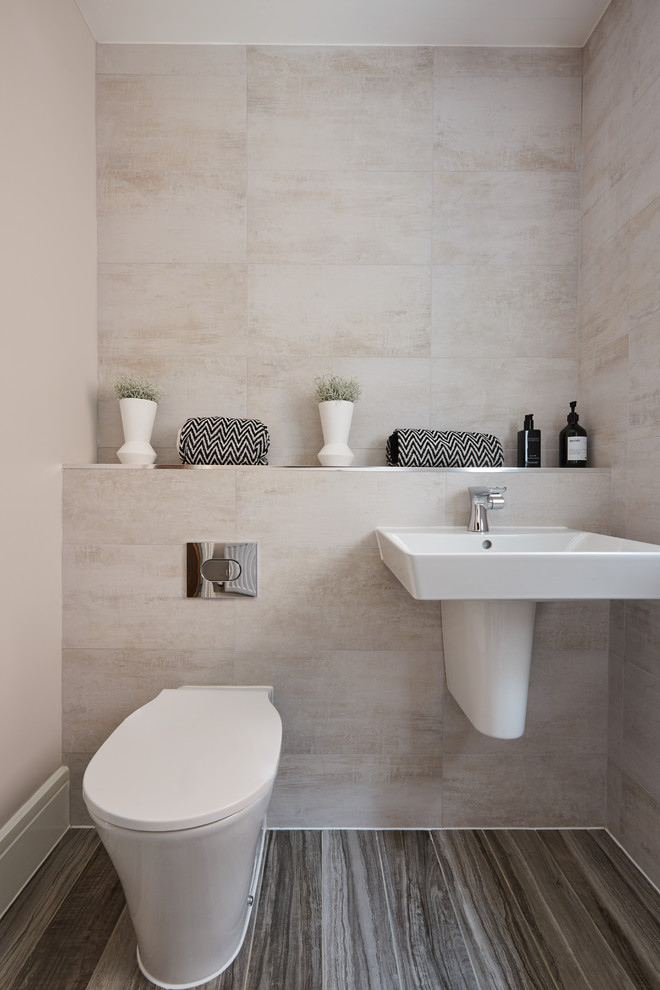 Imagen de cuarto de baño actual pequeño con sanitario de una pieza, paredes beige y lavabo suspendido