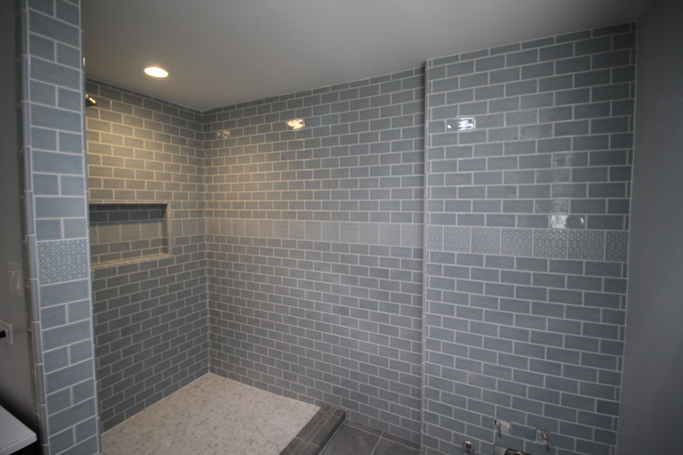 Exempel på ett mellanstort modernt vit vitt badrum, med svarta skåp, en hörndusch, blå kakel, tunnelbanekakel, blå väggar, mosaikgolv, ett integrerad handfat, vitt golv och med dusch som är öppen
