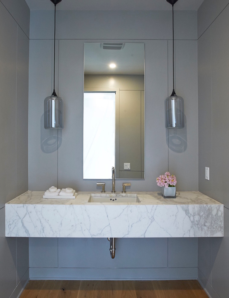 Источник вдохновения для домашнего уюта: большая главная ванная комната в стиле модернизм с серыми фасадами, отдельно стоящей ванной, душем в нише, раздельным унитазом, белой плиткой, каменной плиткой, белыми стенами, мраморным полом, врезной раковиной и мраморной столешницей