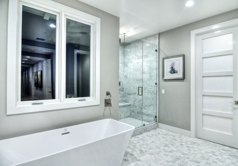 На фото: большая главная ванная комната в современном стиле с отдельно стоящей ванной, угловым душем, серой плиткой, разноцветной плиткой, белой плиткой и серыми стенами с