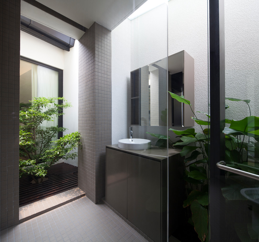 Idéer för ett modernt badrum med dusch, med släta luckor, grå skåp, grå kakel, mosaik, vita väggar, mosaikgolv, ett fristående handfat och grått golv