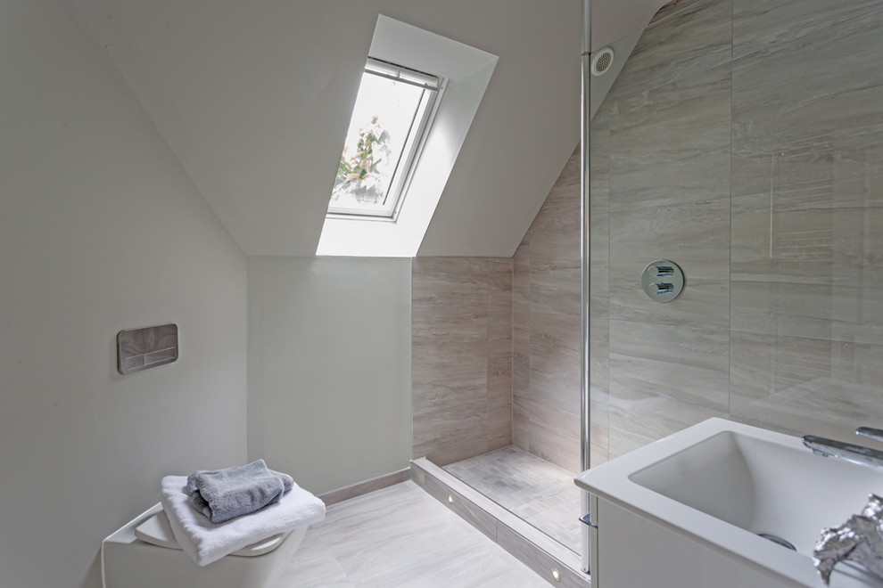 Foto de cuarto de baño contemporáneo con ducha abierta, sanitario de pared, paredes verdes y suelo gris