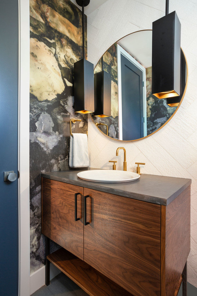 Modernes Badezimmer mit dunklen Holzschränken, weißen Fliesen, grüner Wandfarbe, Einbauwaschbecken, grauem Boden, grauer Waschtischplatte und flächenbündigen Schrankfronten in Denver