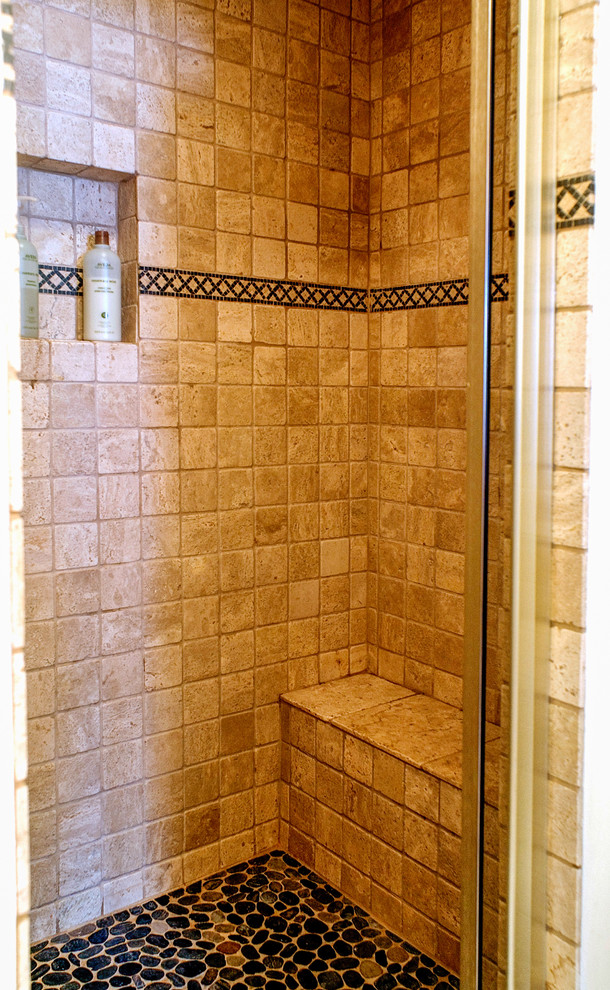Свежая идея для дизайна: ванная комната среднего размера в стиле неоклассика (современная классика) с душем в нише, бежевой плиткой, душевой кабиной и душем с распашными дверями - отличное фото интерьера