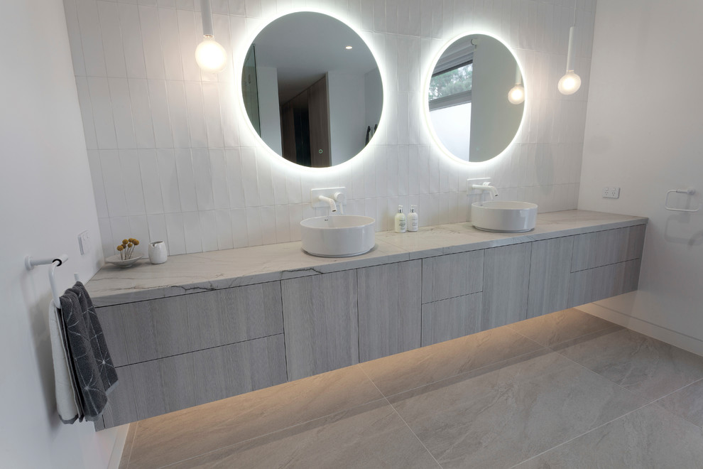 Großes Modernes Badezimmer En Suite mit flächenbündigen Schrankfronten, Schränken im Used-Look, Quarzit-Waschtisch, Doppelwaschbecken und schwebendem Waschtisch in Melbourne