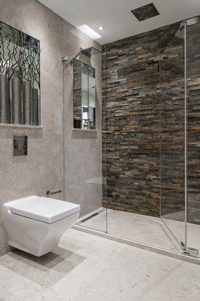 Esempio di una stanza da bagno design di medie dimensioni con doccia ad angolo, WC sospeso, pareti grigie, pavimento grigio e porta doccia a battente