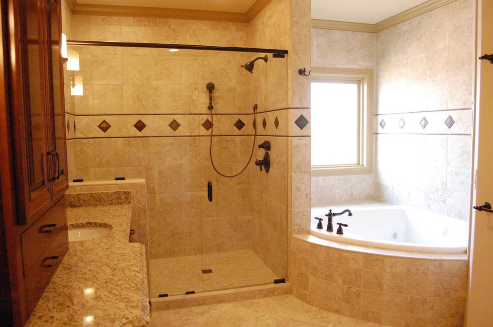 Diseño de cuarto de baño principal clásico con encimera de mármol, bañera esquinera, ducha abierta, baldosas y/o azulejos beige, paredes beige y suelo de baldosas de cerámica