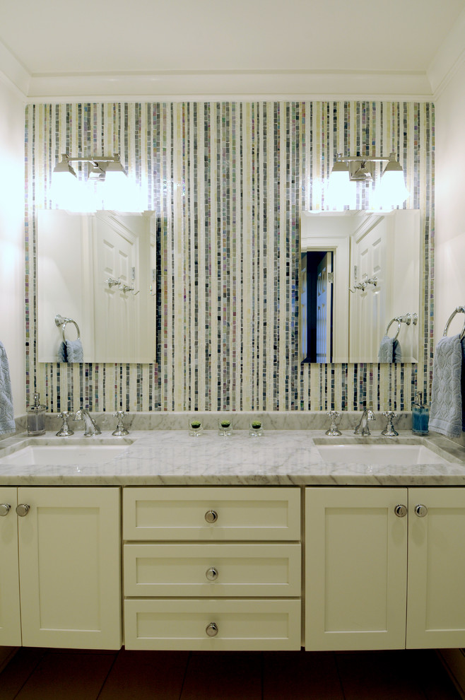 Пример оригинального дизайна: большая главная ванная комната в современном стиле с фасадами в стиле шейкер, желтыми фасадами, плиткой мозаикой, белыми стенами, паркетным полом среднего тона, врезной раковиной, столешницей из кварцита, коричневым полом и разноцветной плиткой