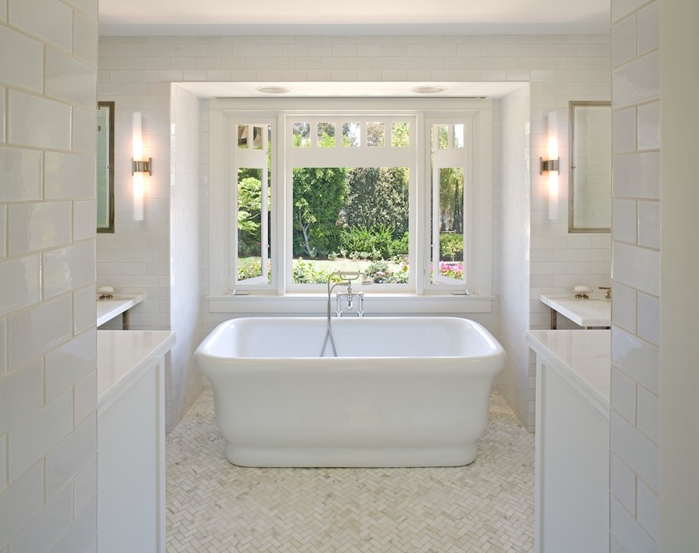 Ispirazione per una grande stanza da bagno padronale classica con vasca freestanding, top in marmo, piastrelle diamantate, pareti bianche e pavimento con piastrelle a mosaico