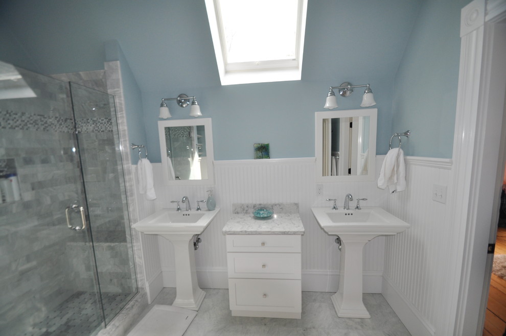 Mittelgroßes Klassisches Duschbad mit Schrankfronten im Shaker-Stil, weißen Schränken, Duschnische, Toilette mit Aufsatzspülkasten, grauen Fliesen, Steinfliesen, blauer Wandfarbe, Marmorboden, Sockelwaschbecken und Quarzit-Waschtisch in Boston