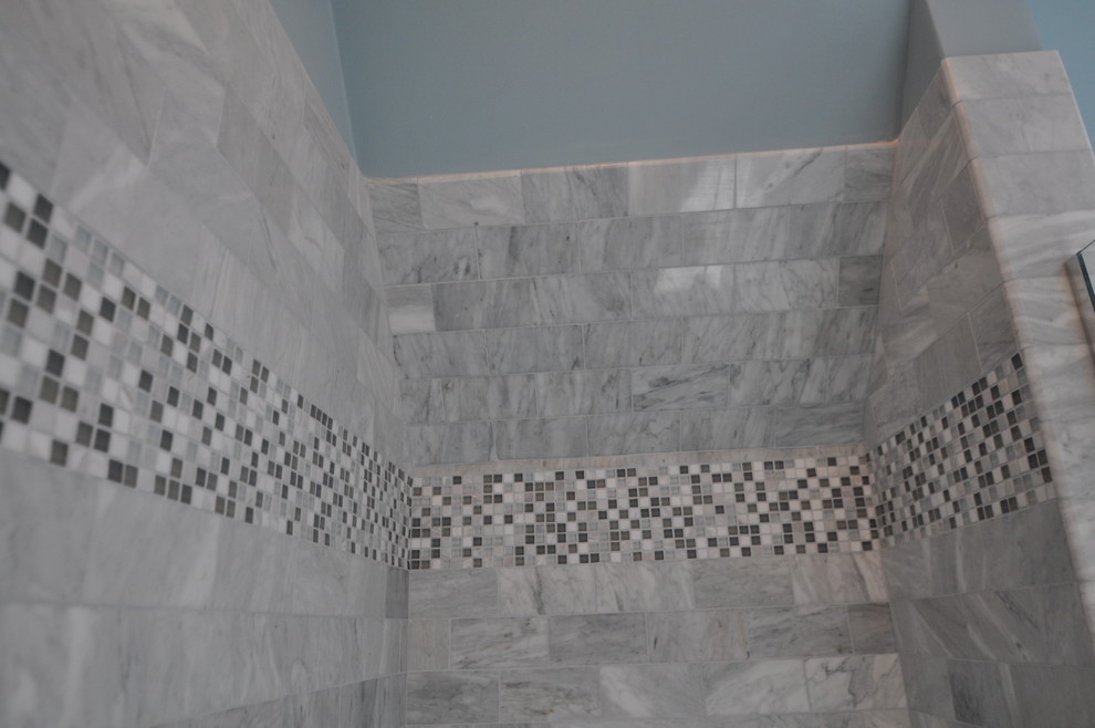 Exempel på ett mellanstort klassiskt badrum med dusch, med skåp i shakerstil, vita skåp, en dusch i en alkov, en toalettstol med hel cisternkåpa, grå kakel, stenkakel, blå väggar, marmorgolv, ett piedestal handfat och bänkskiva i kvartsit