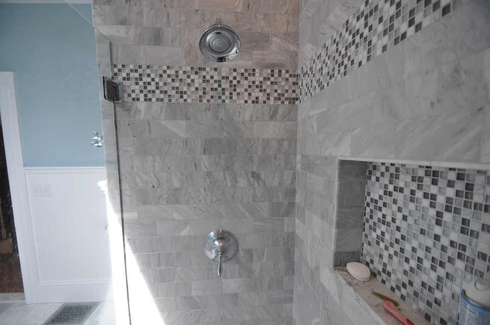 Inredning av ett klassiskt mellanstort badrum med dusch, med skåp i shakerstil, vita skåp, en dusch i en alkov, en toalettstol med hel cisternkåpa, grå kakel, stenkakel, blå väggar, marmorgolv, ett piedestal handfat och bänkskiva i kvartsit