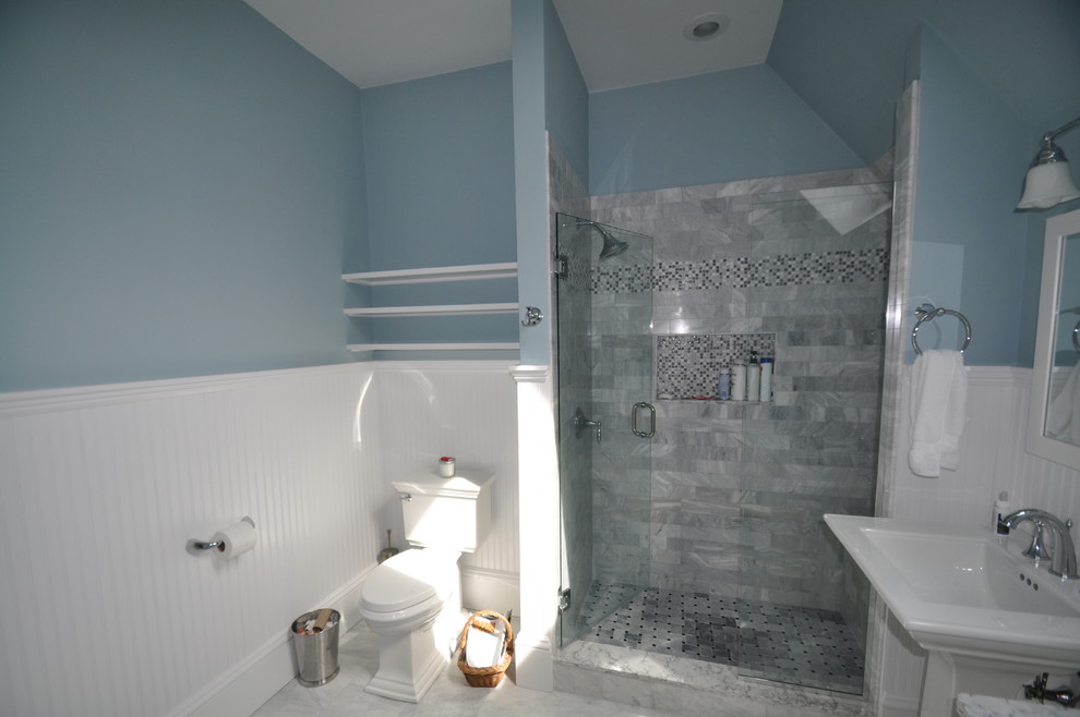 Esempio di una stanza da bagno con doccia tradizionale di medie dimensioni con ante in stile shaker, ante bianche, doccia alcova, WC monopezzo, piastrelle grigie, piastrelle in pietra, pareti blu, pavimento in marmo, lavabo a colonna e top in quarzite