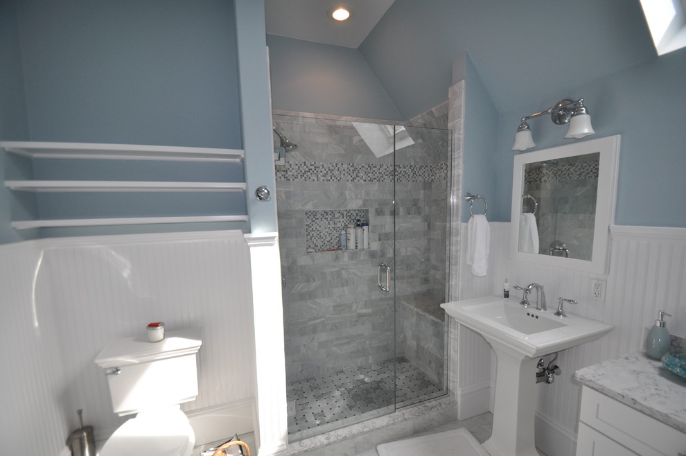 Свежая идея для дизайна: ванная комната среднего размера в классическом стиле с фасадами в стиле шейкер, белыми фасадами, душем в нише, унитазом-моноблоком, серой плиткой, каменной плиткой, синими стенами, мраморным полом, душевой кабиной, раковиной с пьедесталом, столешницей из кварцита, серым полом и душем с распашными дверями - отличное фото интерьера