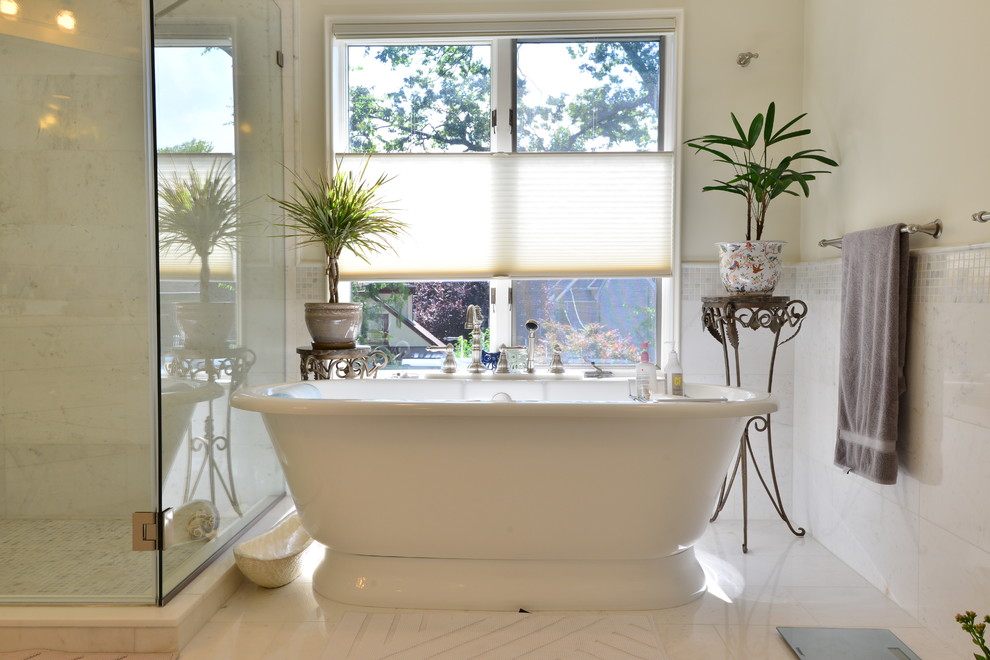 На фото: главная ванная комната среднего размера в стиле шебби-шик с отдельно стоящей ванной, угловым душем, белой плиткой, плиткой мозаикой и белыми стенами с