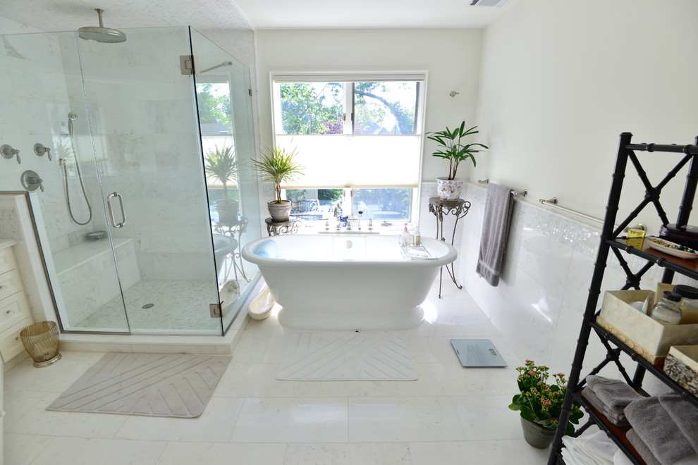 Пример оригинального дизайна: главная ванная комната среднего размера в стиле шебби-шик с отдельно стоящей ванной, угловым душем, белой плиткой, плиткой мозаикой и белыми стенами