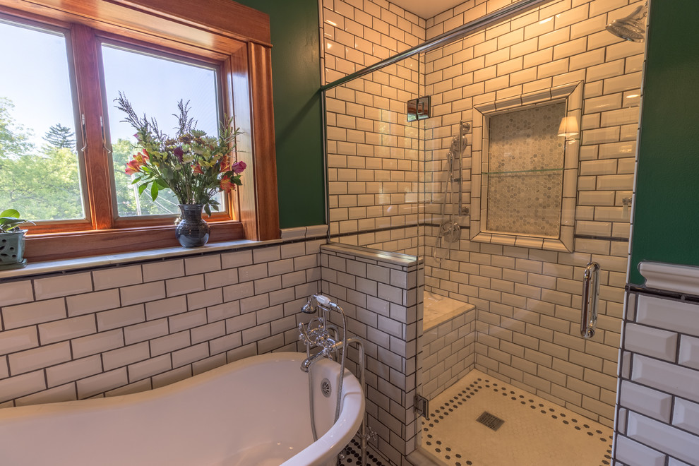 Klassisches Badezimmer En Suite mit Löwenfuß-Badewanne, Toilette mit Aufsatzspülkasten, weißen Fliesen, Metrofliesen, grüner Wandfarbe, Keramikboden, Sockelwaschbecken, buntem Boden und Falttür-Duschabtrennung in Minneapolis