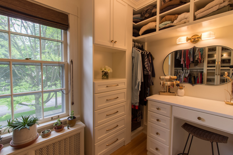 Пример оригинального дизайна: главная ванная комната в классическом стиле с душем в нише, унитазом-моноблоком, белой плиткой, плиткой кабанчик, белыми стенами, полом из цементной плитки, консольной раковиной и душем с распашными дверями