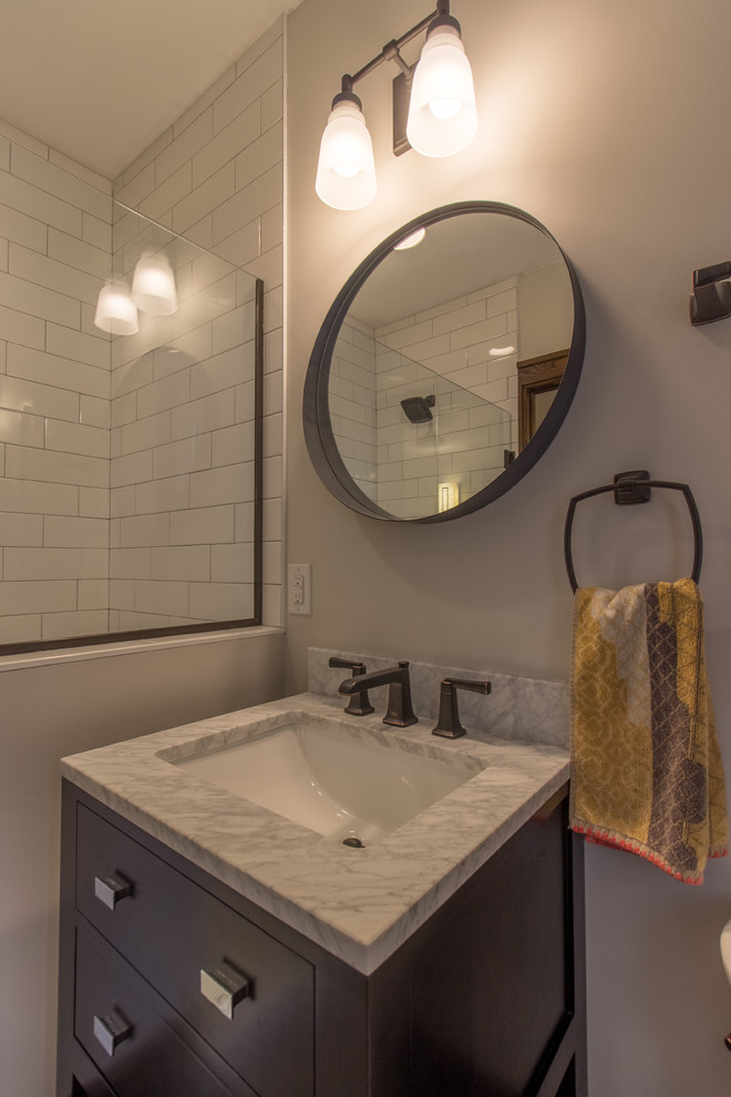 ミネアポリスにあるトラディショナルスタイルのおしゃれな浴室の写真