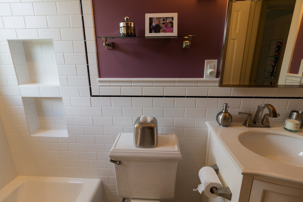 Foto på ett vintage badrum för barn, med beige skåp, ett badkar i en alkov, en dusch/badkar-kombination, svart och vit kakel, tunnelbanekakel, cementgolv, ett undermonterad handfat och dusch med duschdraperi