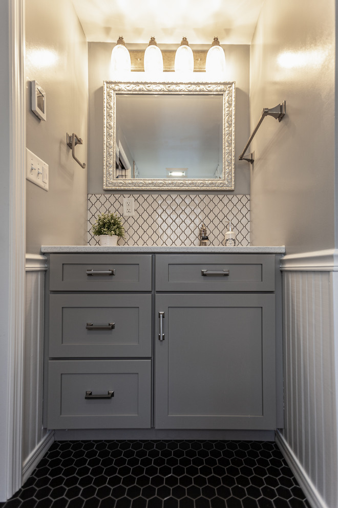 Foto di una stanza da bagno con doccia chic con pareti beige e pavimento nero