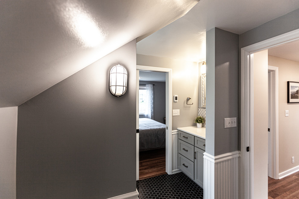 Стильный дизайн: ванная комната в стиле неоклассика (современная классика) с бежевыми стенами, душевой кабиной и черным полом - последний тренд