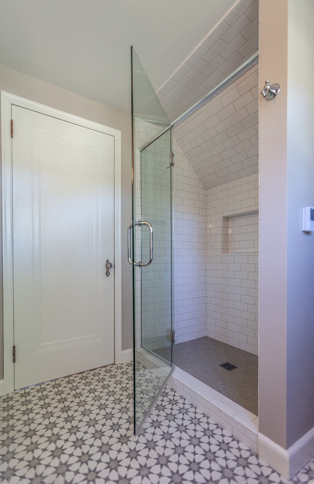 Идея дизайна: ванная комната среднего размера в стиле неоклассика (современная классика) с фасадами с утопленной филенкой, белыми фасадами, душем в нише, унитазом-моноблоком, серыми стенами, полом из цементной плитки, душевой кабиной, врезной раковиной, столешницей из искусственного кварца, разноцветным полом, душем с распашными дверями и серой столешницей
