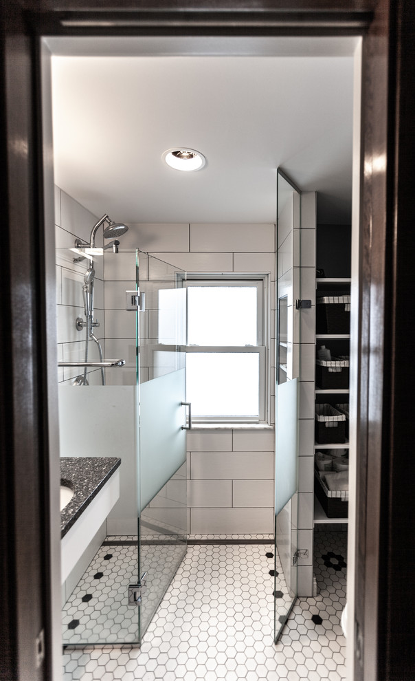 Стильный дизайн: маленькая ванная комната в классическом стиле с душем без бортиков, инсталляцией, белой плиткой, керамической плиткой, синими стенами, полом из керамогранита, душевой кабиной, врезной раковиной, столешницей из переработанного стекла, белым полом, душем с распашными дверями и серой столешницей для на участке и в саду - последний тренд