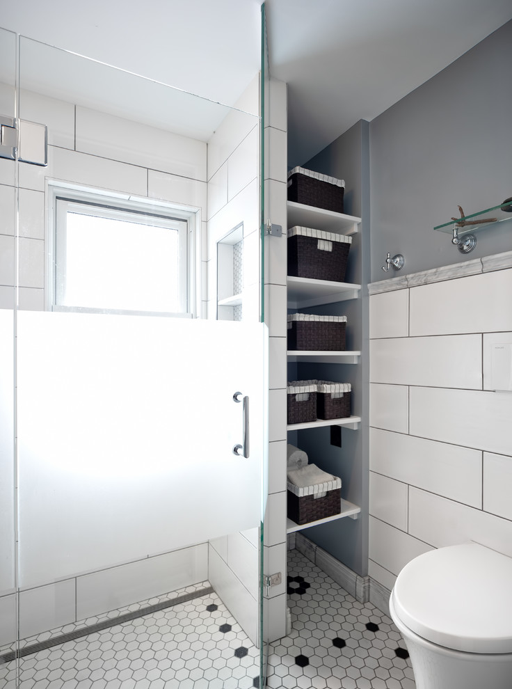 Источник вдохновения для домашнего уюта: маленькая ванная комната в классическом стиле с душем без бортиков, инсталляцией, белой плиткой, керамической плиткой, синими стенами, полом из керамогранита, душевой кабиной, врезной раковиной, столешницей из переработанного стекла, белым полом, душем с распашными дверями и серой столешницей для на участке и в саду