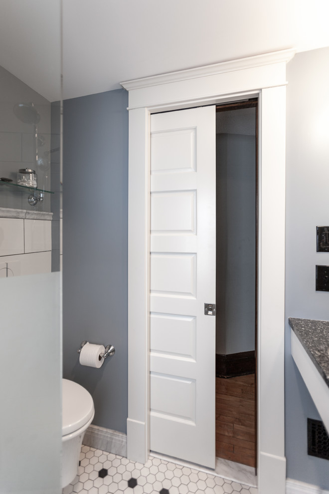 Idéer för att renovera ett litet vintage grå grått badrum med dusch, med en kantlös dusch, en vägghängd toalettstol, vit kakel, keramikplattor, blå väggar, klinkergolv i porslin, ett undermonterad handfat, bänkskiva i återvunnet glas, vitt golv och dusch med gångjärnsdörr