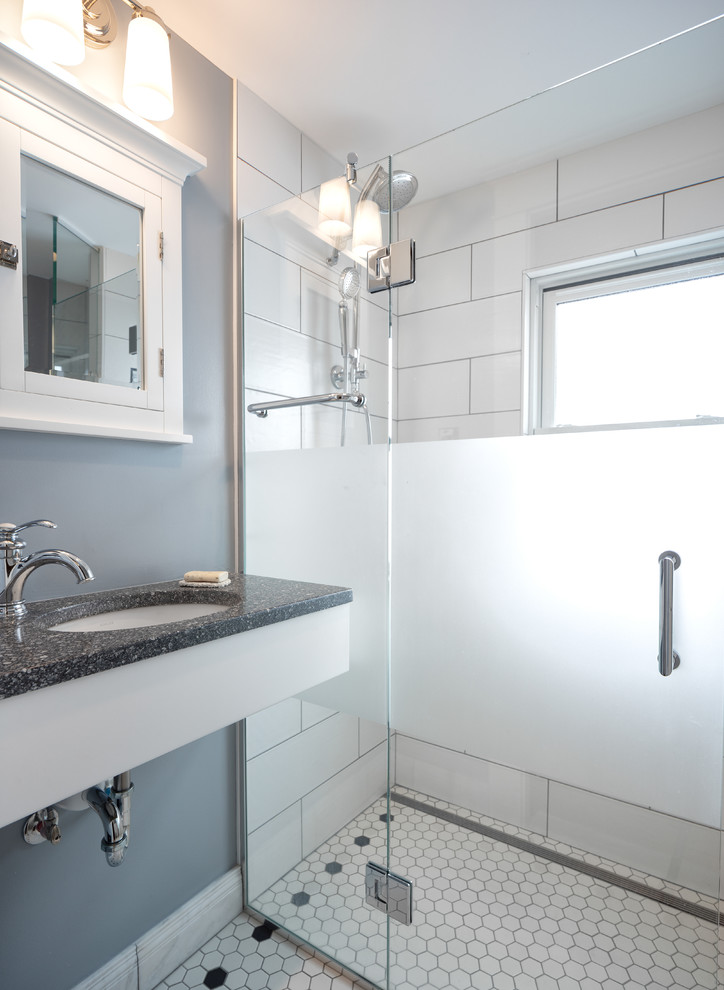 Exempel på ett litet klassiskt grå grått badrum med dusch, med en kantlös dusch, en vägghängd toalettstol, vit kakel, keramikplattor, blå väggar, klinkergolv i porslin, ett undermonterad handfat, bänkskiva i återvunnet glas, vitt golv och dusch med gångjärnsdörr