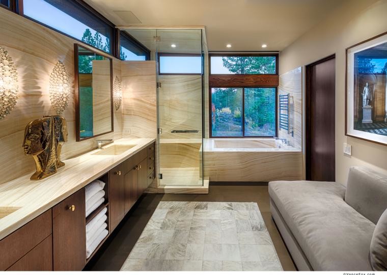 Großes Modernes Badezimmer mit dunklen Holzschränken, Eckbadewanne, Eckdusche, beigen Fliesen, beiger Wandfarbe, dunklem Holzboden, integriertem Waschbecken und Falttür-Duschabtrennung in Sacramento