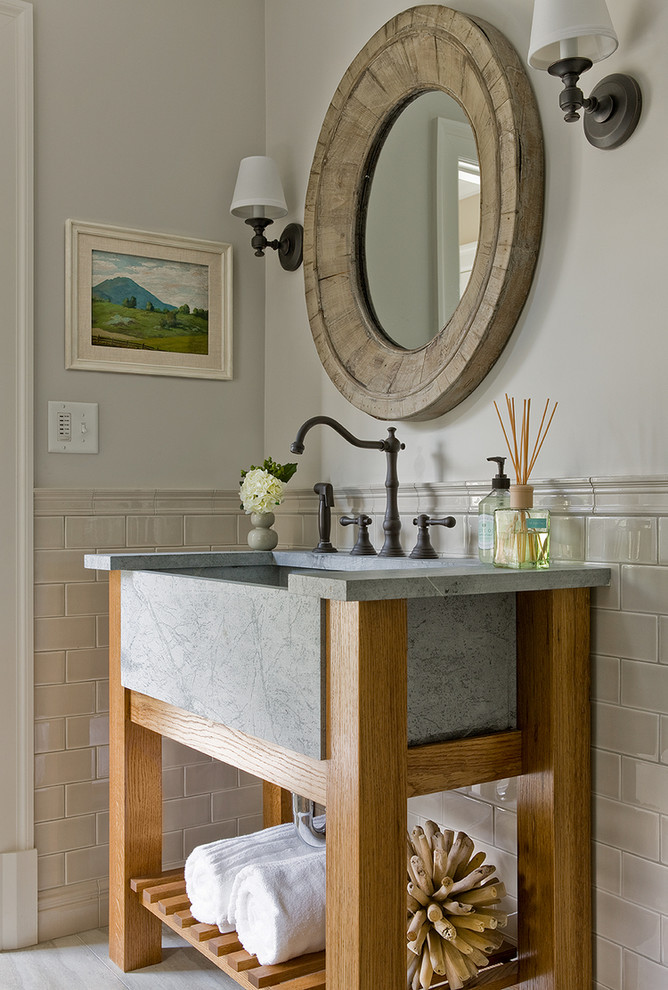 На фото: ванная комната в стиле неоклассика (современная классика) с мраморным полом с