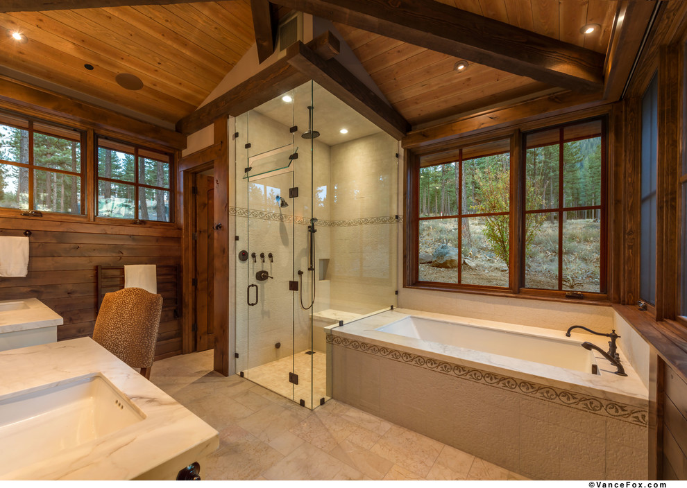 На фото: большая главная ванная комната в стиле кантри с полновстраиваемой ванной, душем без бортиков, врезной раковиной, мраморной столешницей и душем с распашными дверями