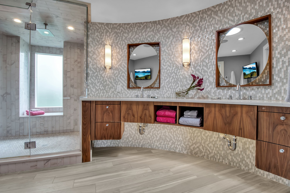 Inspiration pour une salle de bain principale design en bois foncé avec un placard à porte plane, un carrelage gris, mosaïque, un sol gris et un plan de toilette gris.