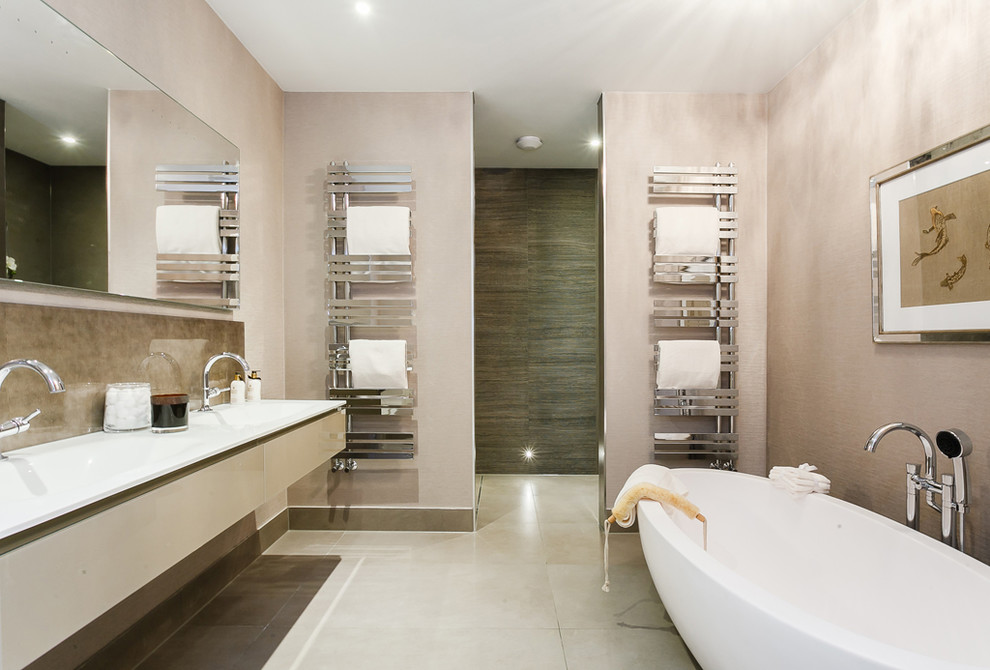 Immagine di una stanza da bagno minimal con vasca freestanding, doccia aperta, pareti marroni, lavabo rettangolare, pavimento grigio e doccia aperta